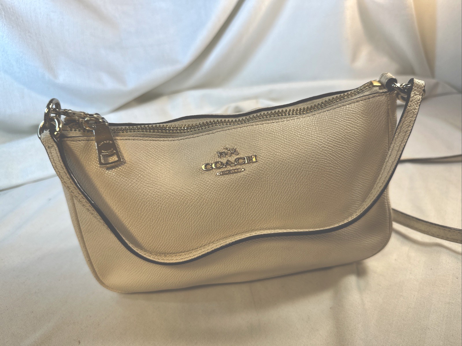 COACH #F25591 Top Handle Pouch in Crossgrain Leather Sz 8.75″ (L) × 5″ (H) ×3″ D