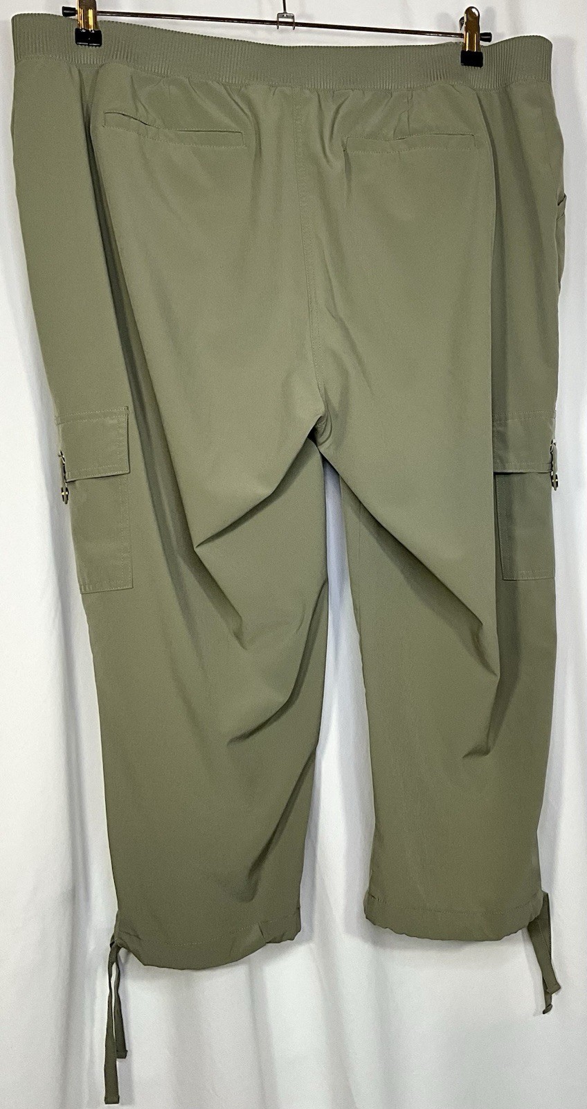 Chico’s Zenergy Cargo Capri Pants Size 3 Poly Blend Khaki Green Easy care EUC