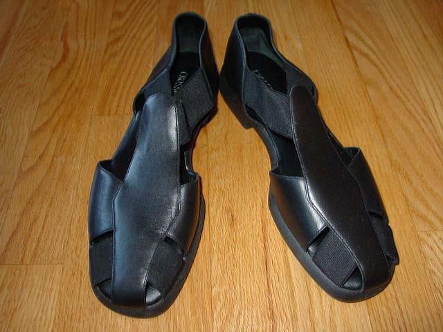 (2) pair Women’s CROSSROADS (1) WHITE & (1) BLACK – Fisherman Casual SZ- 9 1/2 M