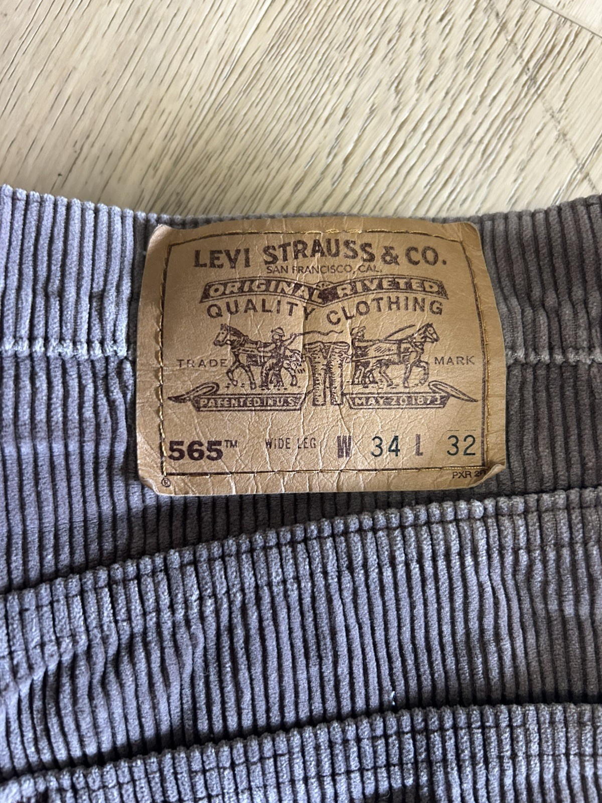 Vintage Levi’s 565 Pants Mens 34 x 32 Brown Corduroy Loose Fit Wide Leg USA