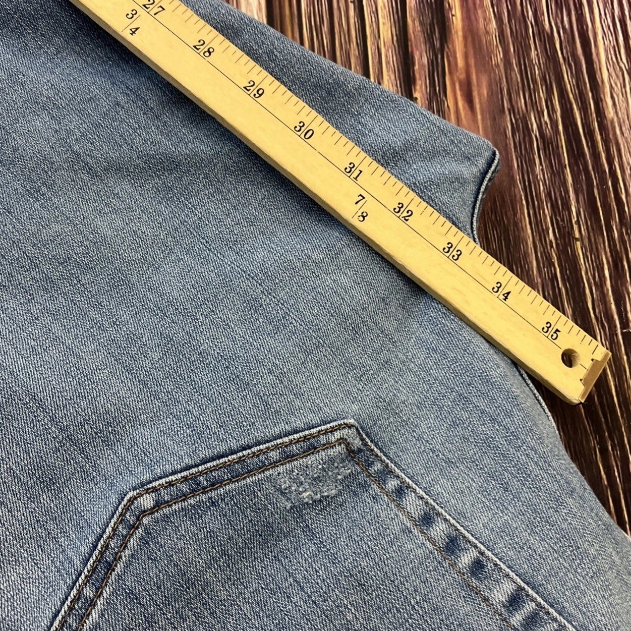 J Crew Jeans The Sutton Straight Leg Mens Size 32×34 (Actual 32×33) Light Wash