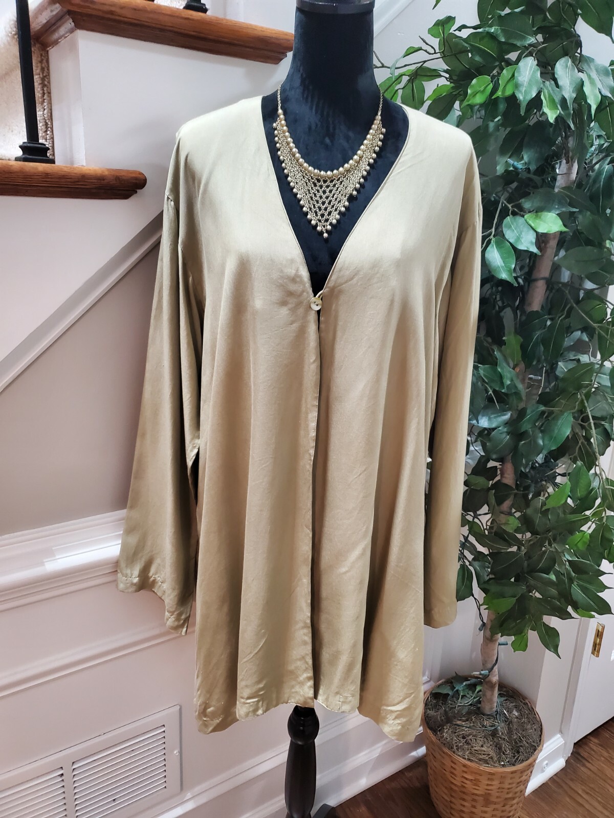 Go Silk Women’s Beige 100% Silk Slit Sleeve Button Front Cardigan Size 3