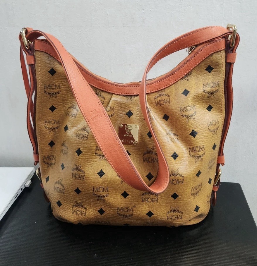 MCM Visetos Hobo slouchy, crescent-shaped shoulder