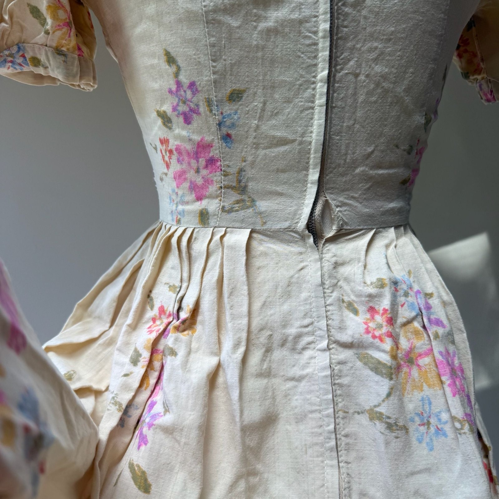 Vintage 1950s Puff Sleeve Floral Print Cotton Midi Day Dress