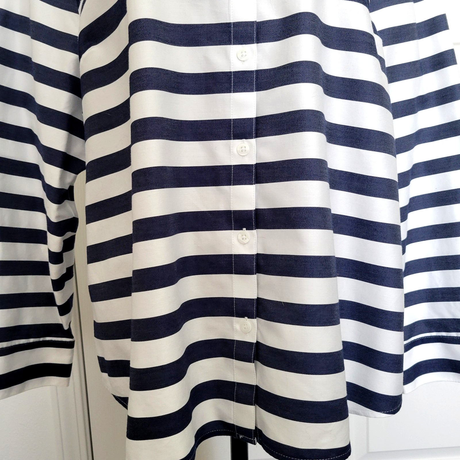 Chicos Shirt Womens 3.5 US XL 18 White Blue No Iron Stripe Pleated Stitch Back