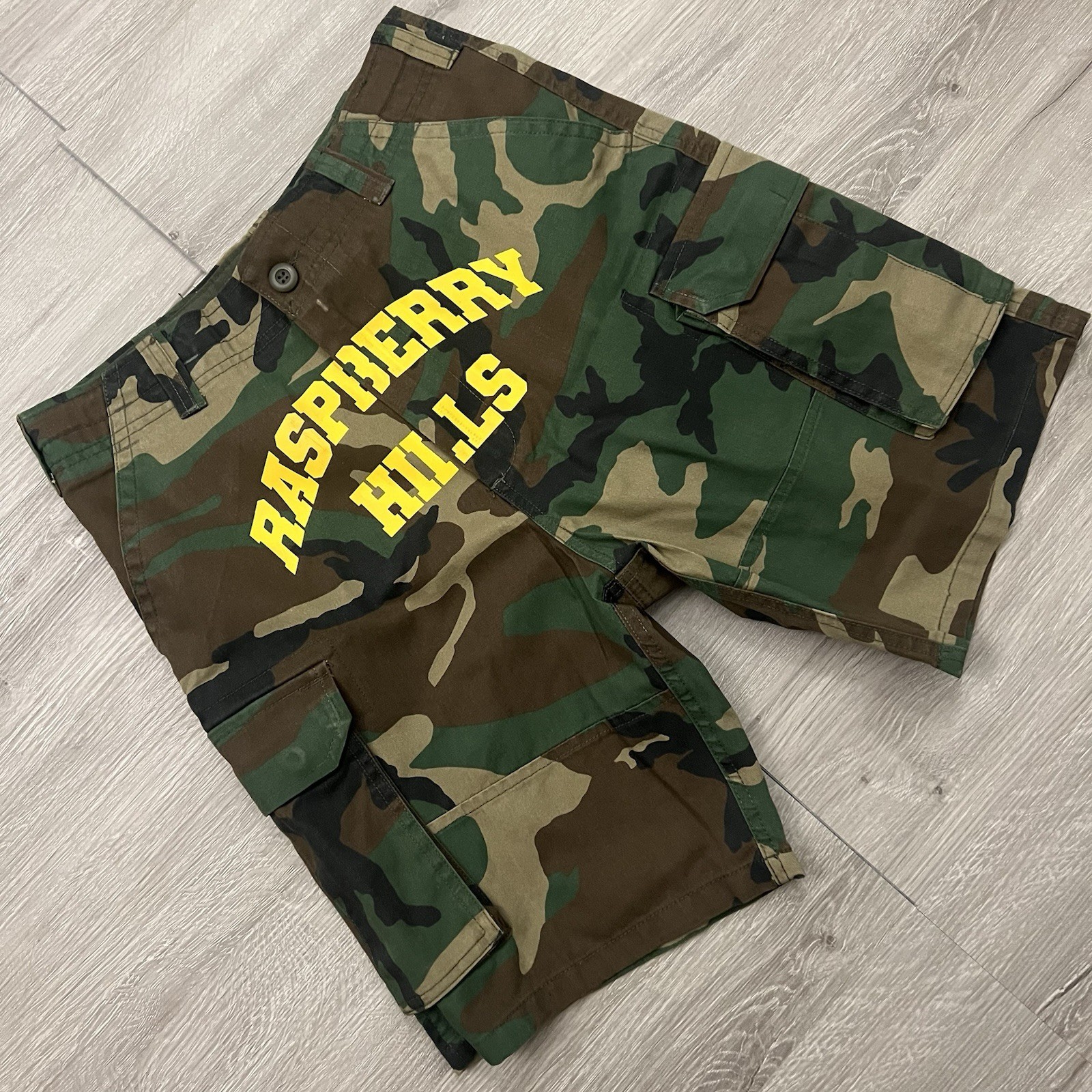 GV Gallery Camo Cargo Shorts Size Small Brand New