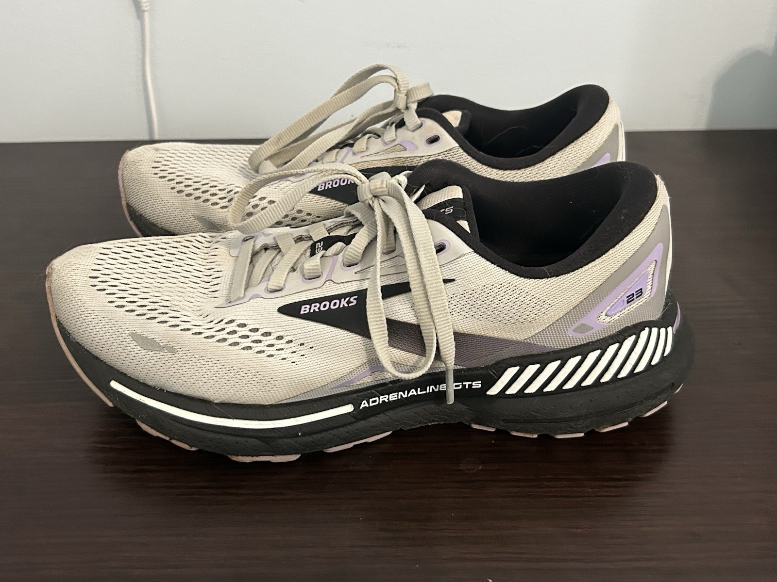 Brooks Adrenaline GTS 25 Running Shoes In White Purple and Cream Women’s Size 8