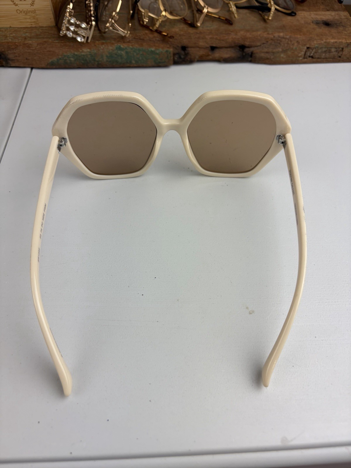 Foster Grant 1970’s Oversized Sunglasses SR1222 193033611999 Light Scratches