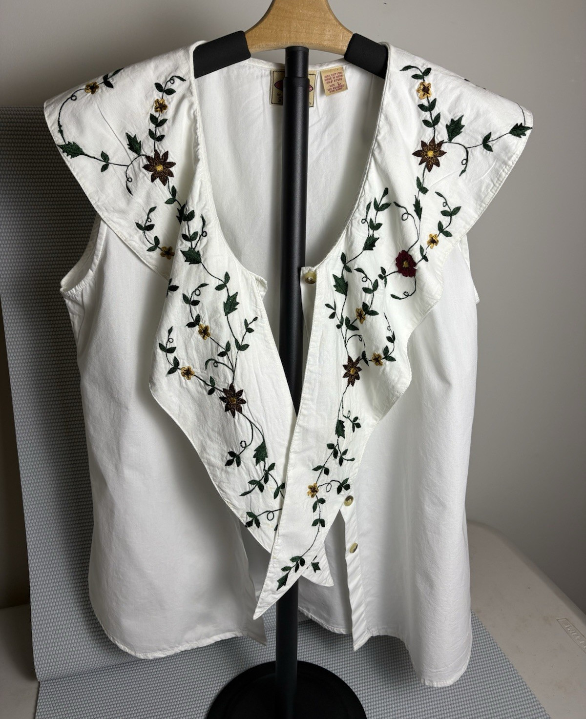 Rio by Sigi Provolos Women’s White Cotton Floral Embroidered Button Blouse L