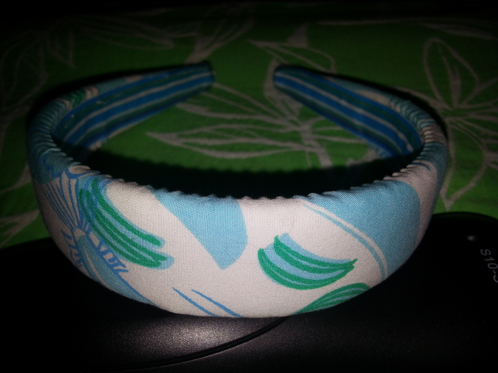 LILLY PULITZER 1.25″ Wide Headband – White Label Print “SPLASH” – New