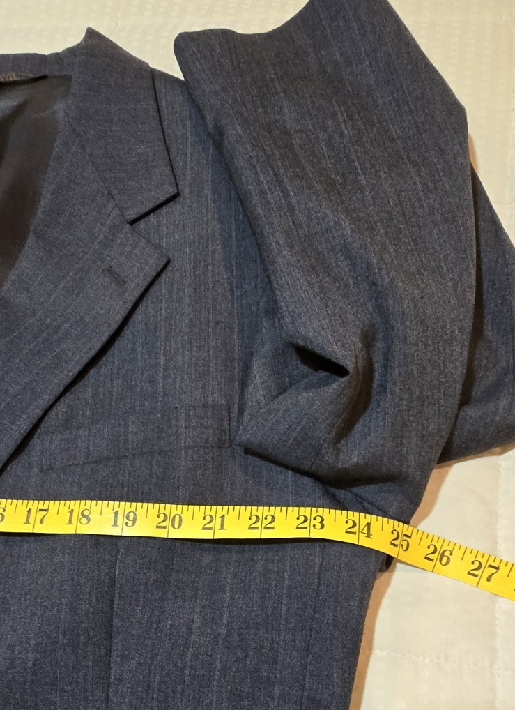LaCrosse Larsón Florine Mens 48R 42×29+ 2 Pc Charcoal Pinstripe Suit USA Vintage