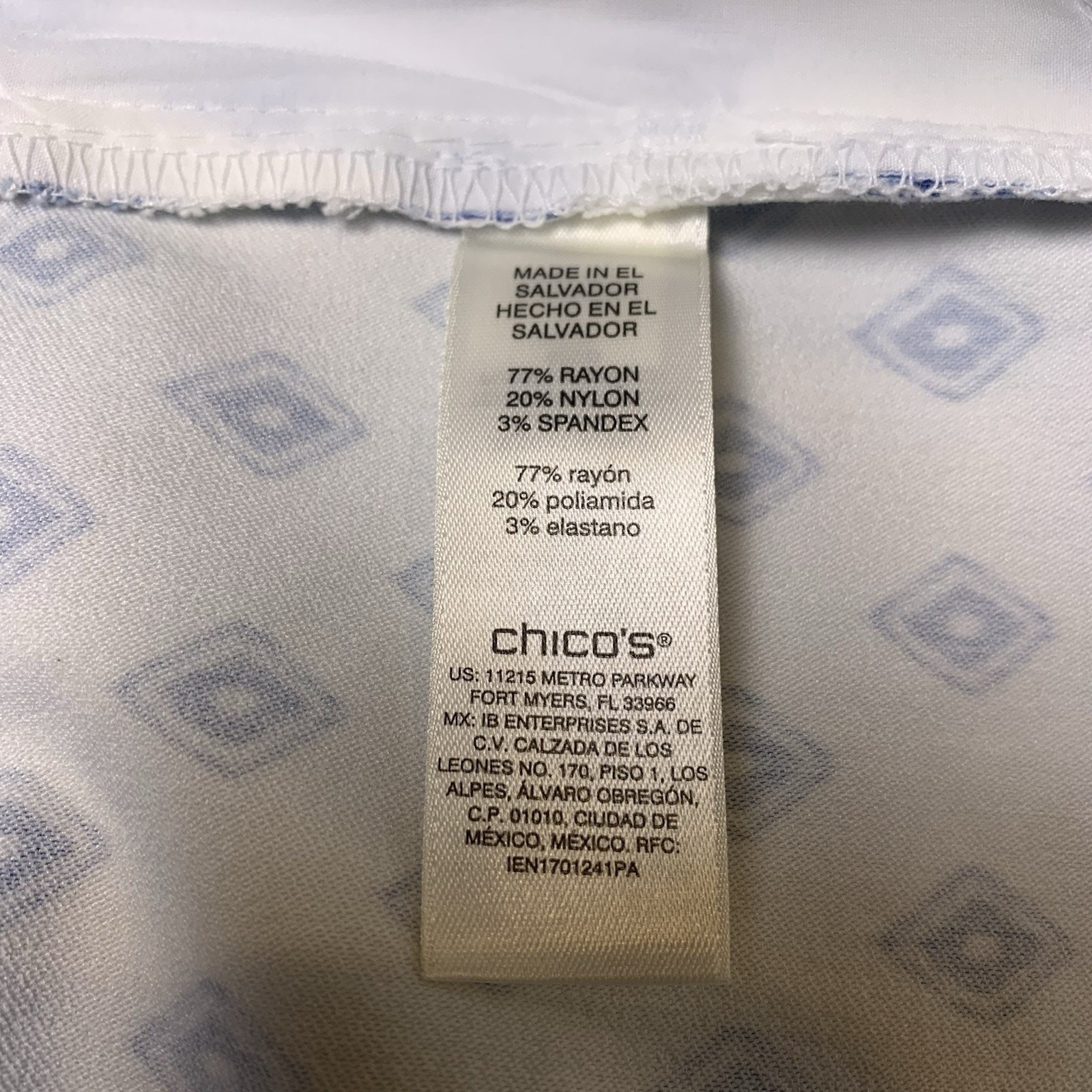 Chico’s Capri NWT Size 3.5 (18) Josie Stretch Capri Diamond Fusion Navy Peony