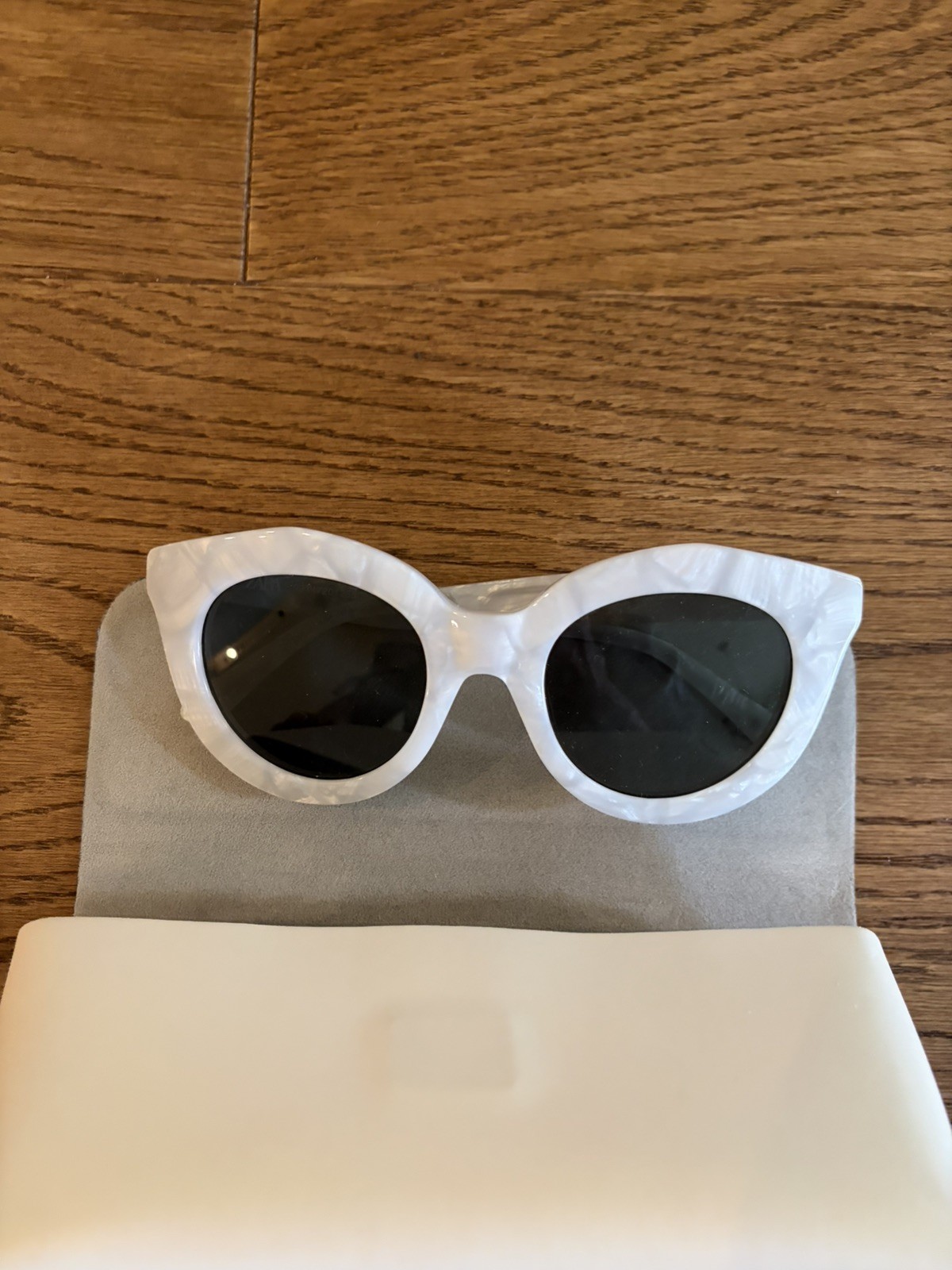 ZARA WHITE Tortoiseshell RESIN SUNGLASSES NWOT. Black shade lens.