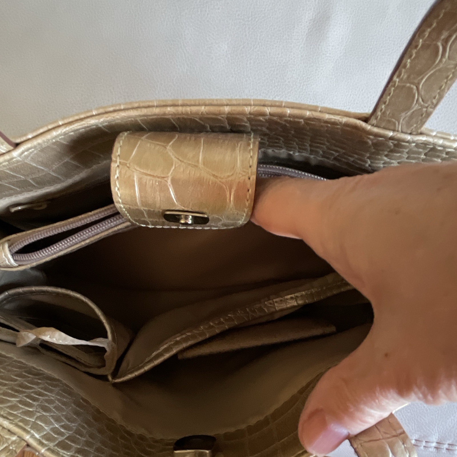 Liz Claiborne Beige Croc Embossed Tote Bow Detail Gold Hardware Zip Closure