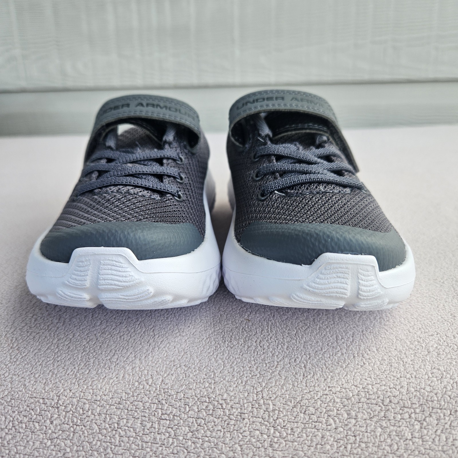 Under Armour UA BPS Surge 4 AC Hook & Loop Sneaker Youth SZ 11K Grey Athletic