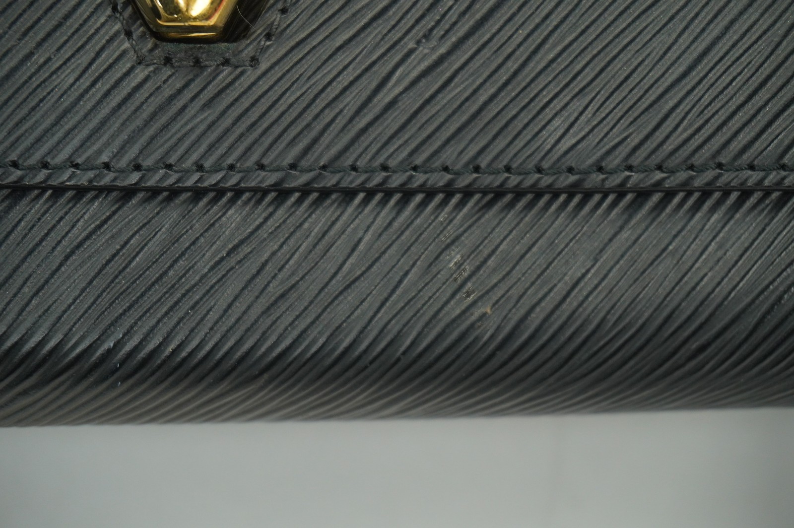 Louis Vuitton Twist MM M21554 Black Epi Leather Shoulder Bag 9.1″ x 6.7″ x 3.7″
