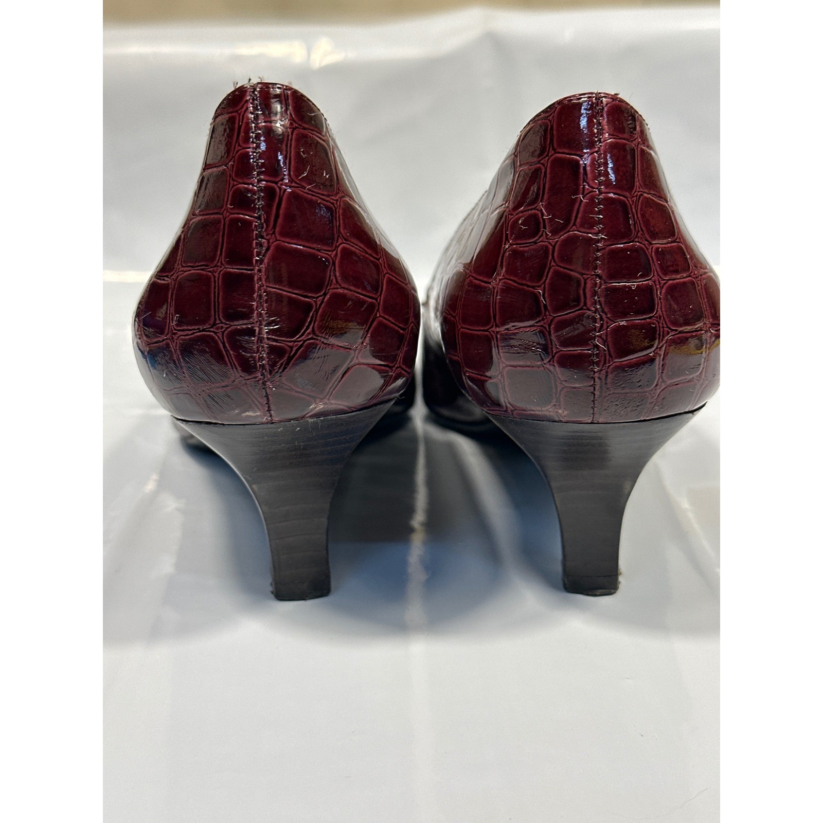 Bandolino Vintage Pumps Women 9M Burgundy Croc Embossed Patent Kitten Heel Excel