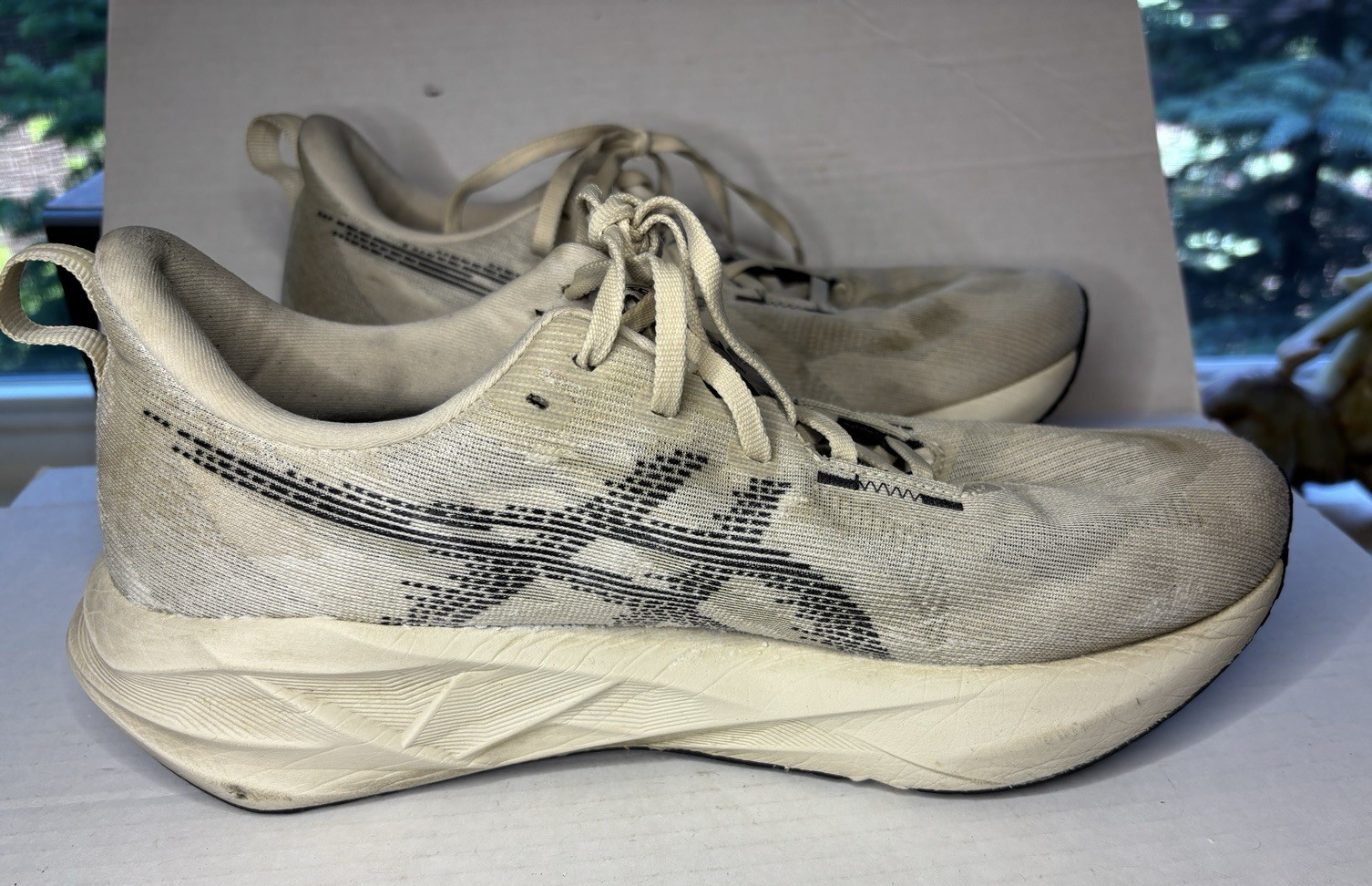 ASICS Novablast 5 Mens 10 US Oatmeal Black Athletic Running Shoes 1011B974