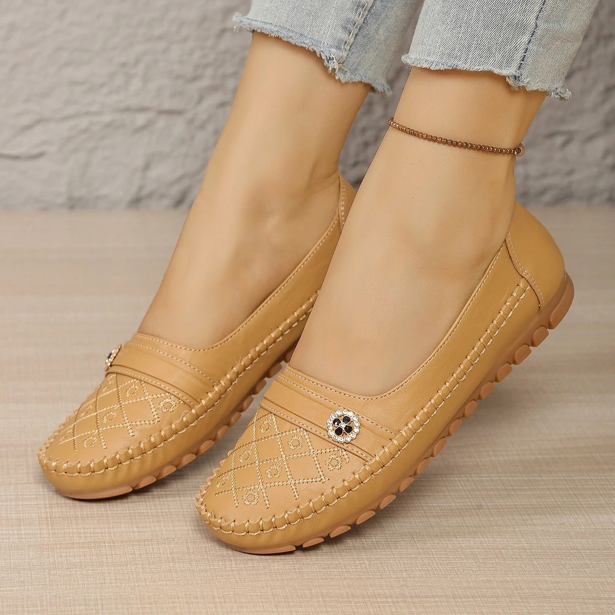 Women’S Quilted Loafers Slip on Flats Lightweight Non Slip Walking Shoes
