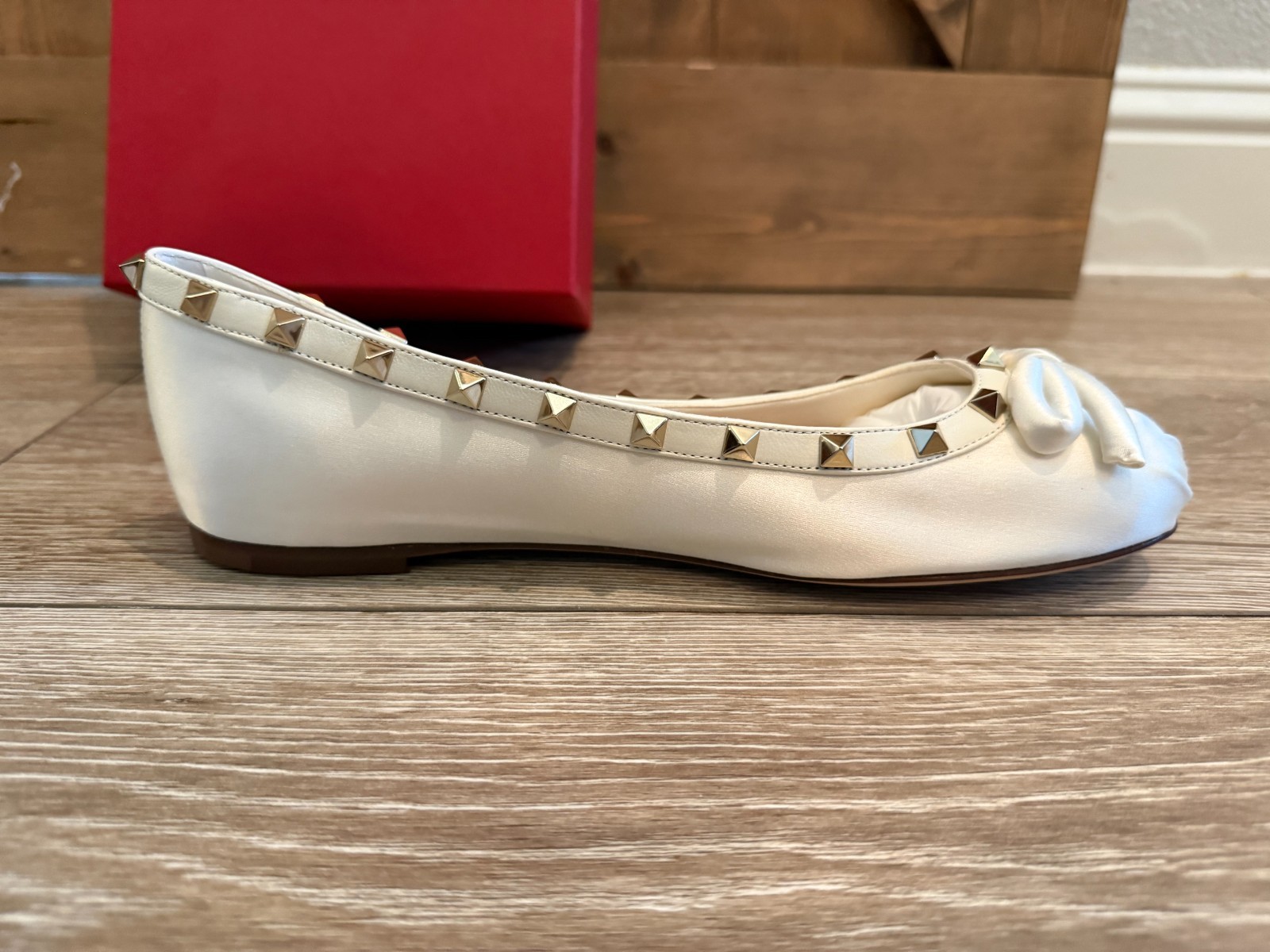 NWT Valentino Garavani Rockstud Bow Ballet Flats Ivory Satin EU 40