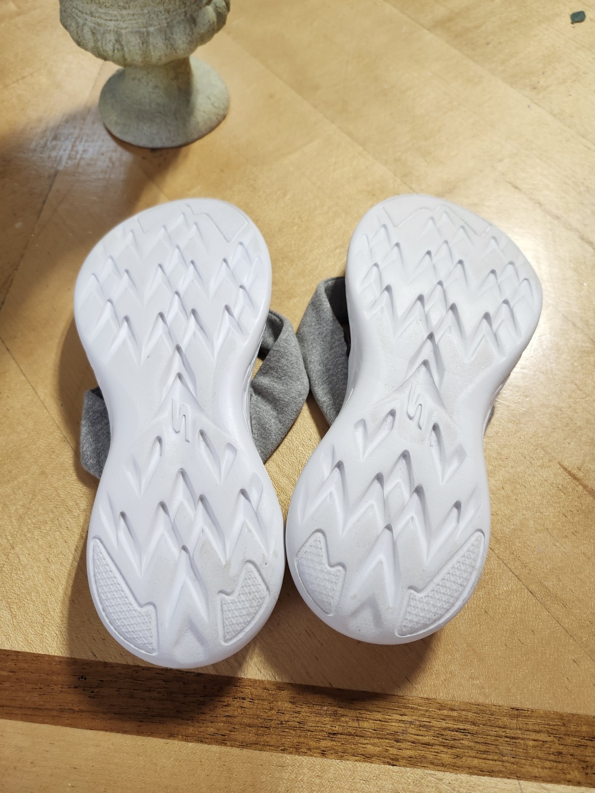 Skechers Flip-Flop Sandals Size 7 $22 Women’s GOGA MAT in Gray Brand New !