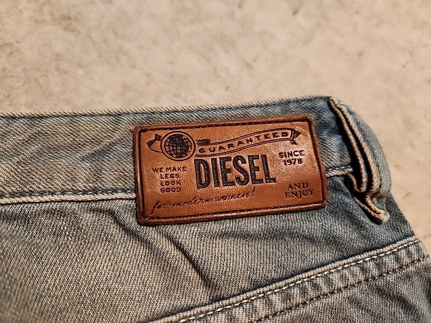 Diesel Eazee Relaxed Boyfriend Denim Jeans 30×25 whiskered Distress staining EUC
