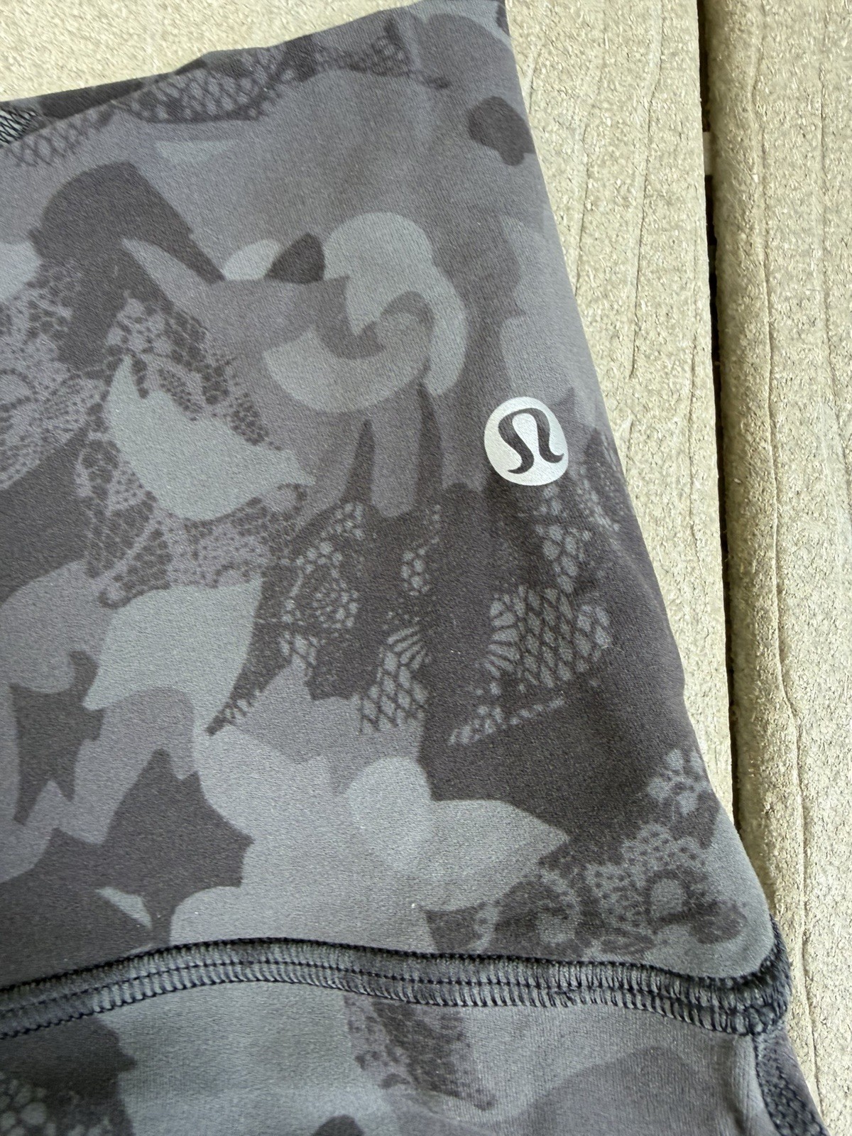lululemon Align HR Crop 23″ Leggings Women’s Size 4 Regular Gray/Black Camo