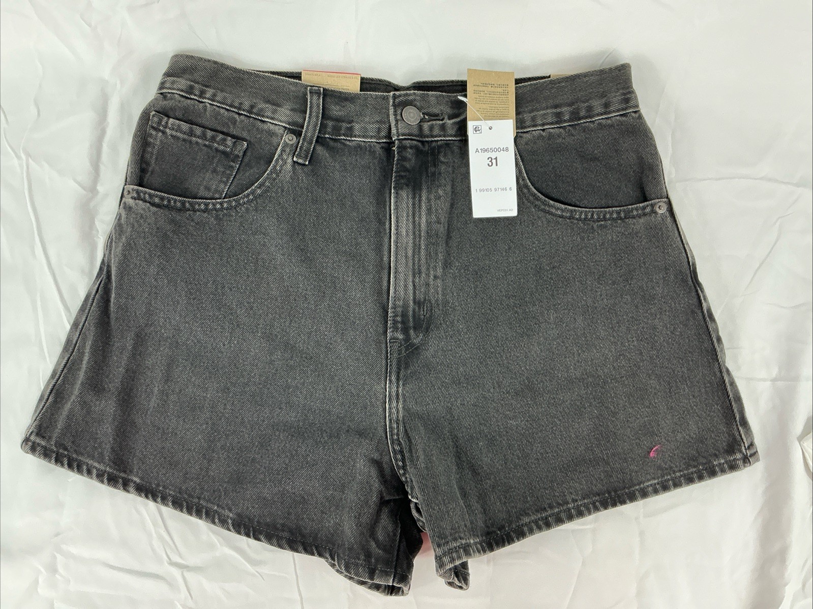 Levi’s 31 High-Waisted Shorts Relaxed Black Denim Mom Shorts NWT 100% Cotton