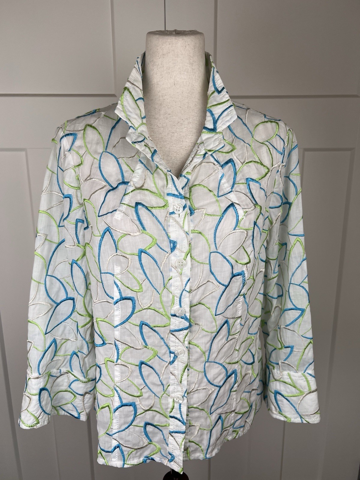 Carlisle 100% Ramie Embroidered Blouse Size 12 White Leaf Button Front Shirt
