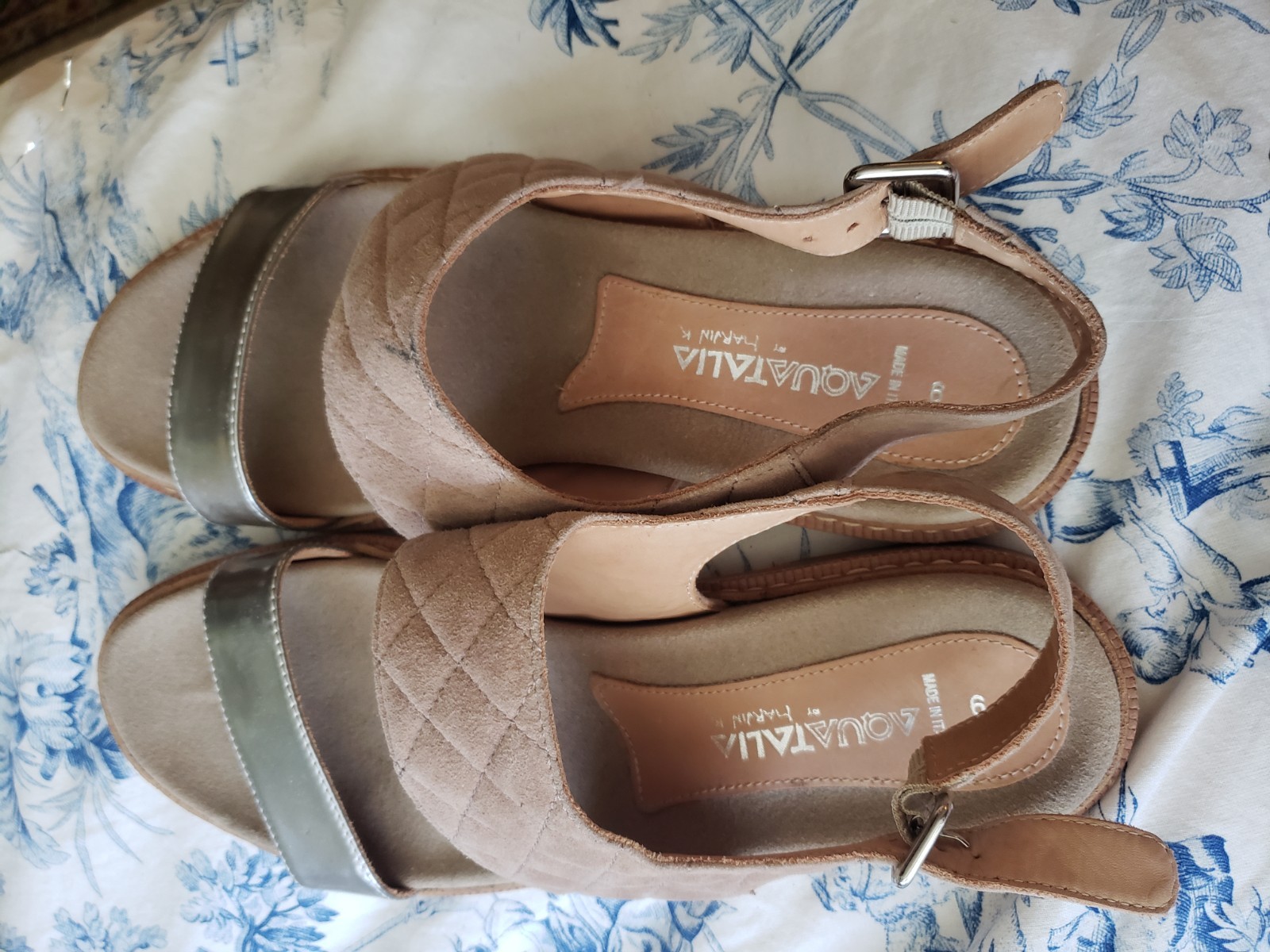 Aquatalia Marvin K Women’s beige silver leather sling back sandals 8.5 M EUC