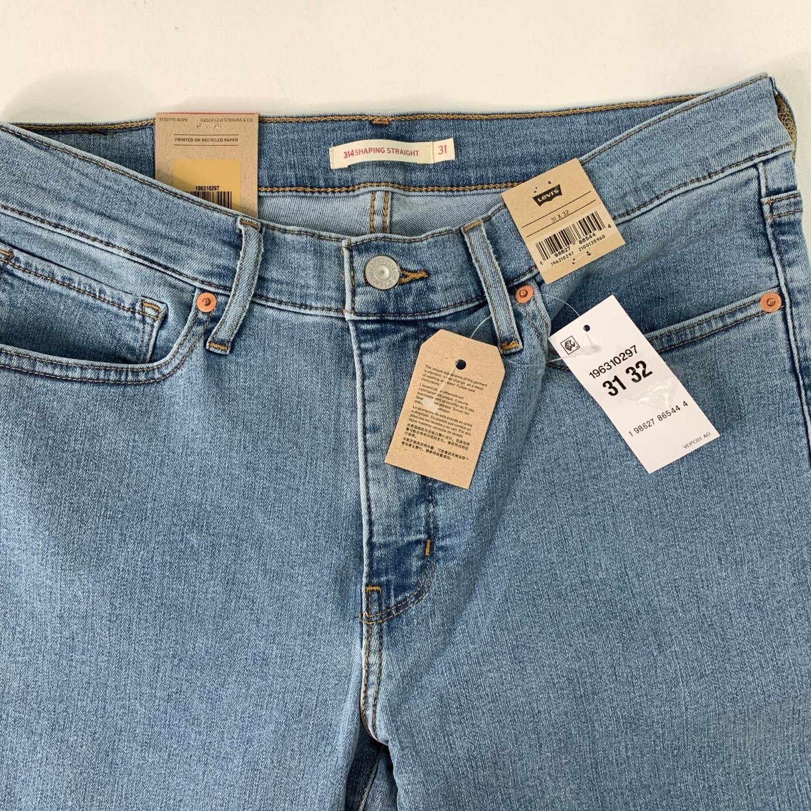 Levi’s Women’s 12 Jeans 314 Shaping Straight Jeans Light Wash Size 31 W x 32 L