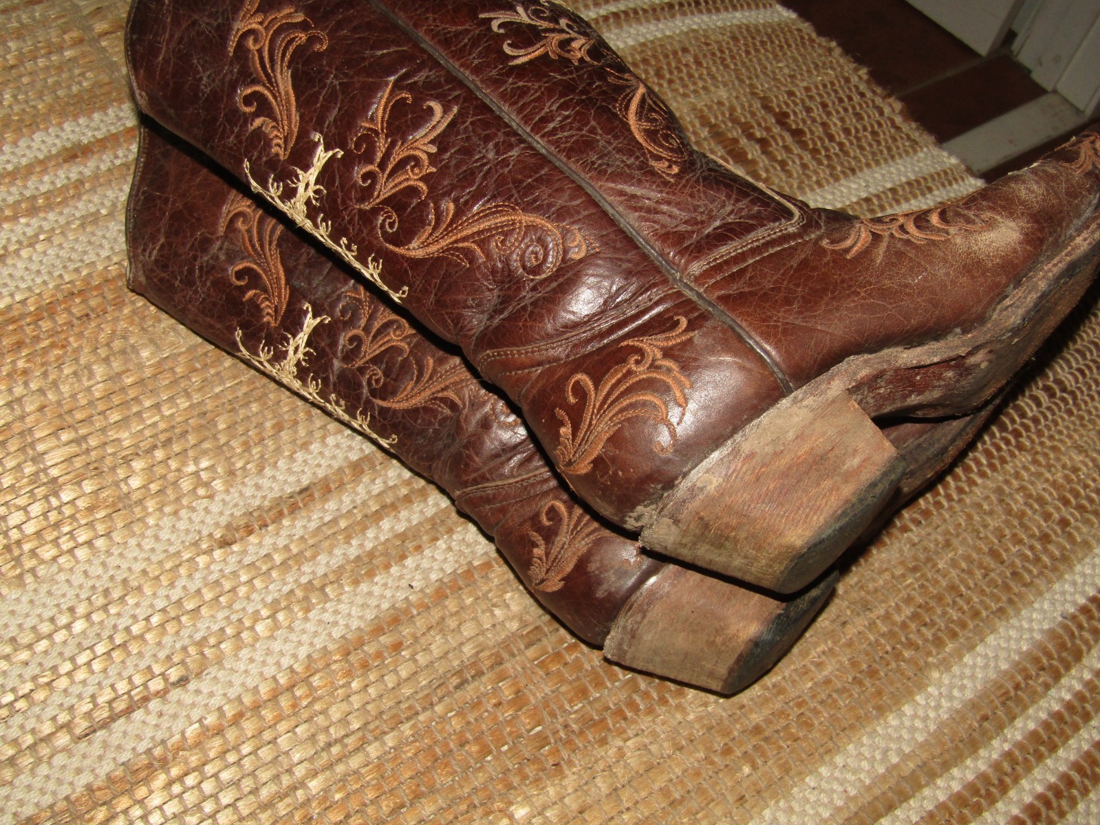 Circle G L5039 Chocolate Leather Snip Toe Embroidered Cross Boots Women’s 6 M