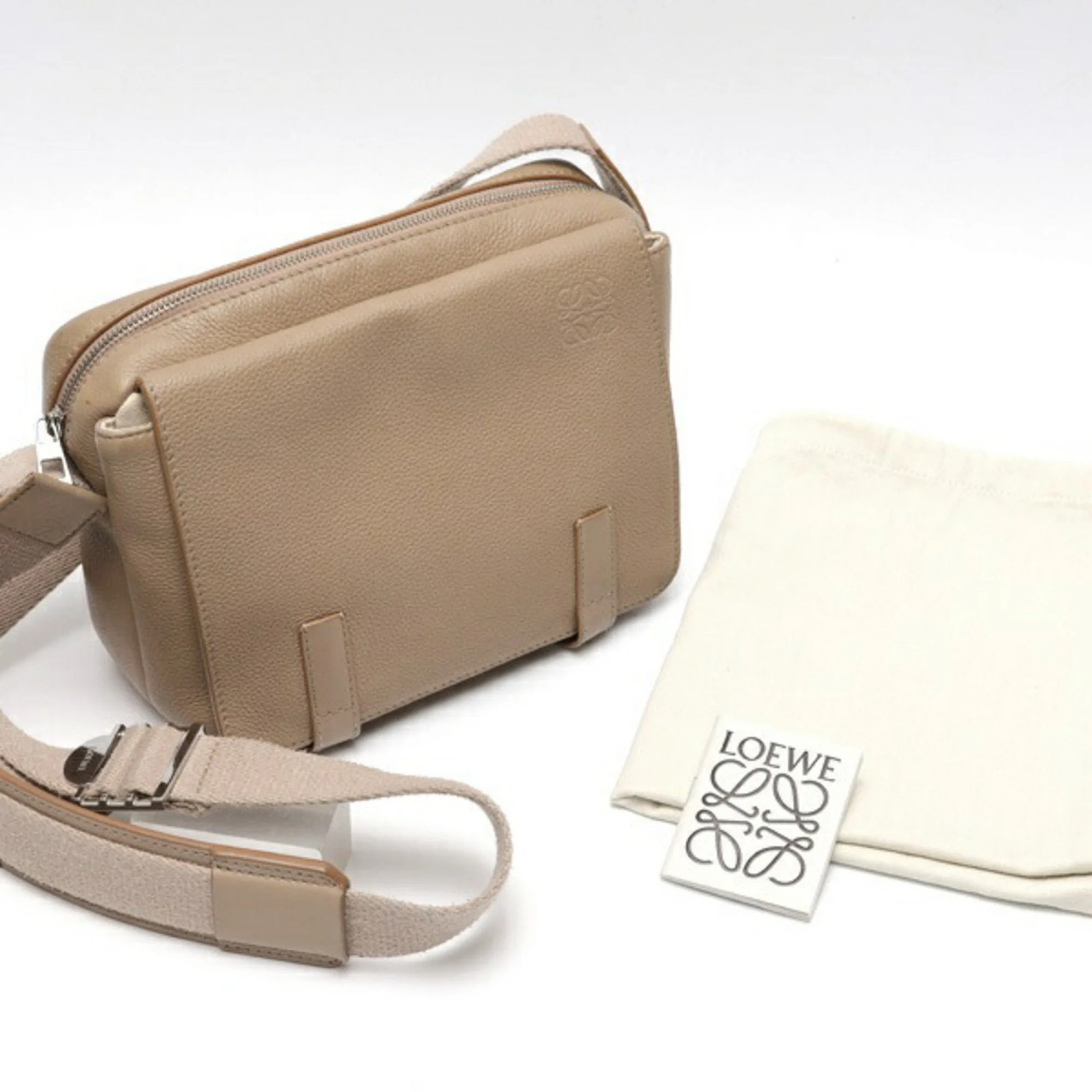 Loewe military-style shoulder bag, leather, beige. GZl1gnuu
