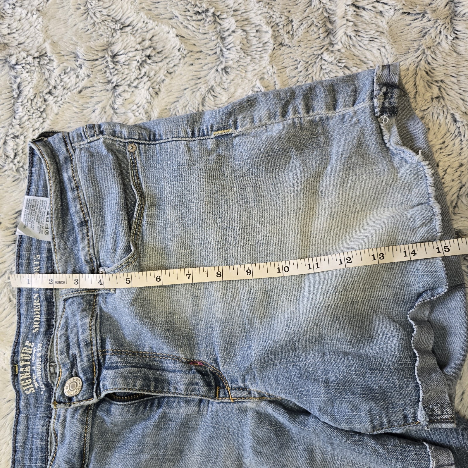 Signature by Levi Strauss Women’s Modern Cut Off Light Wash Shorts 14 32″ 4″