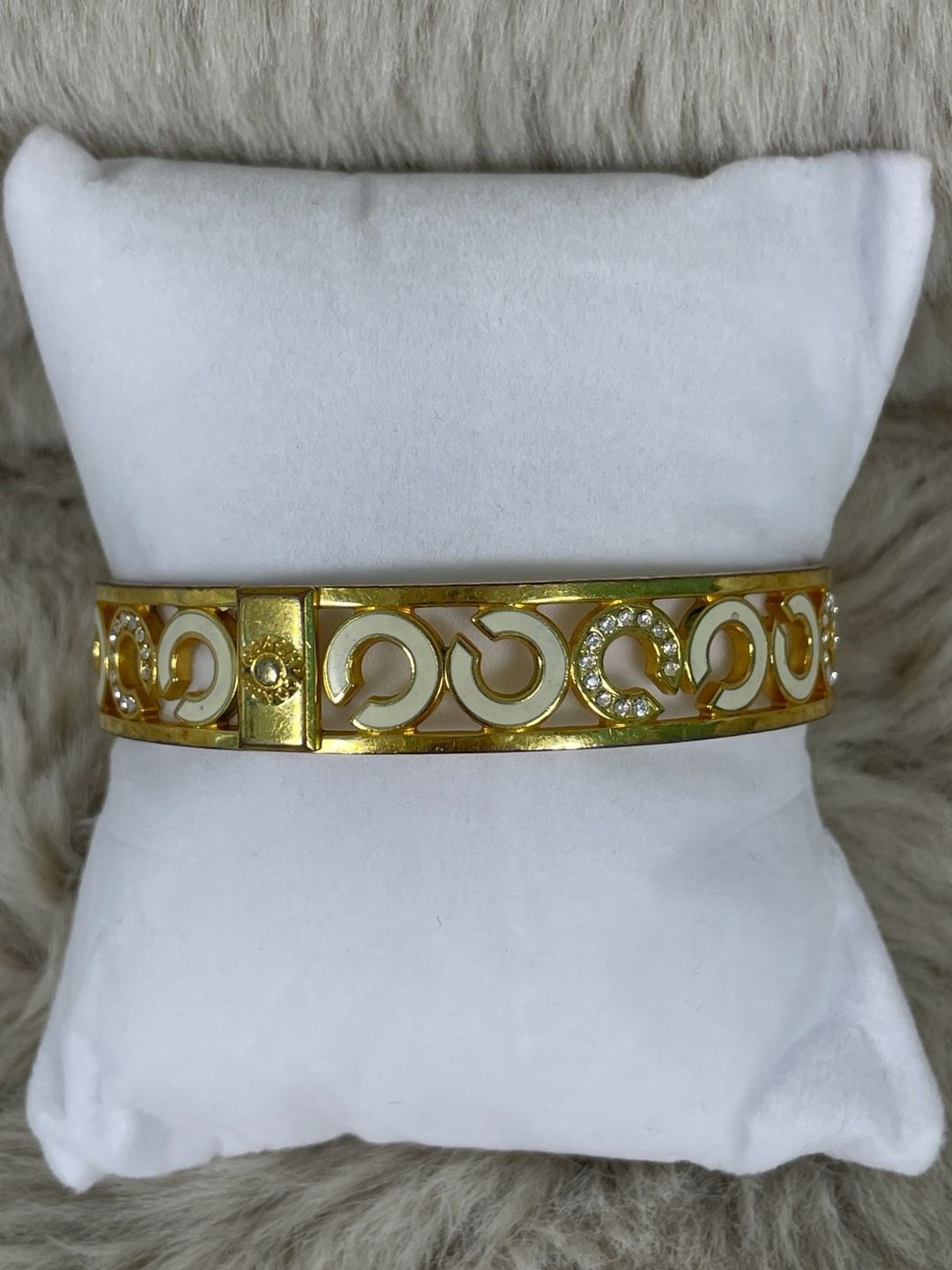COACH Signature 1/2 in Enamel and Crystal Bangle Bracelet Gold-Ton