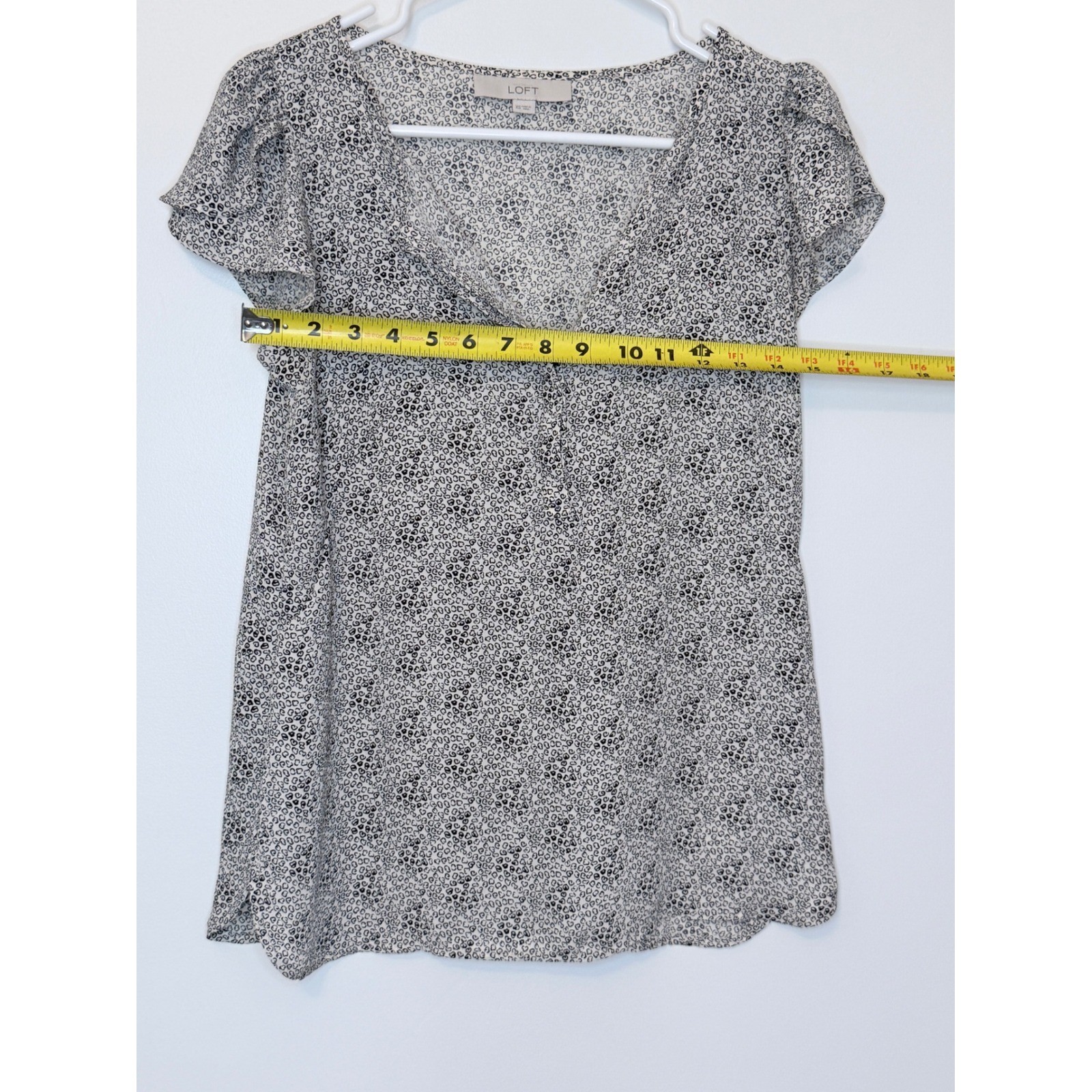 LOFT Ann Taylor V-Neck Flutter Sleeve Blouse Black White Print XS