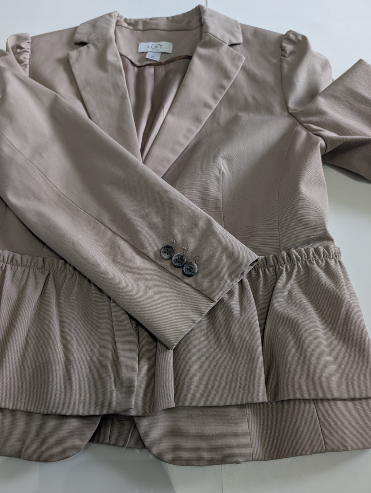 Ann Taylor Loft Women’s Tan Peplum One Button Bracelet Sleeve Blazer Size 8P