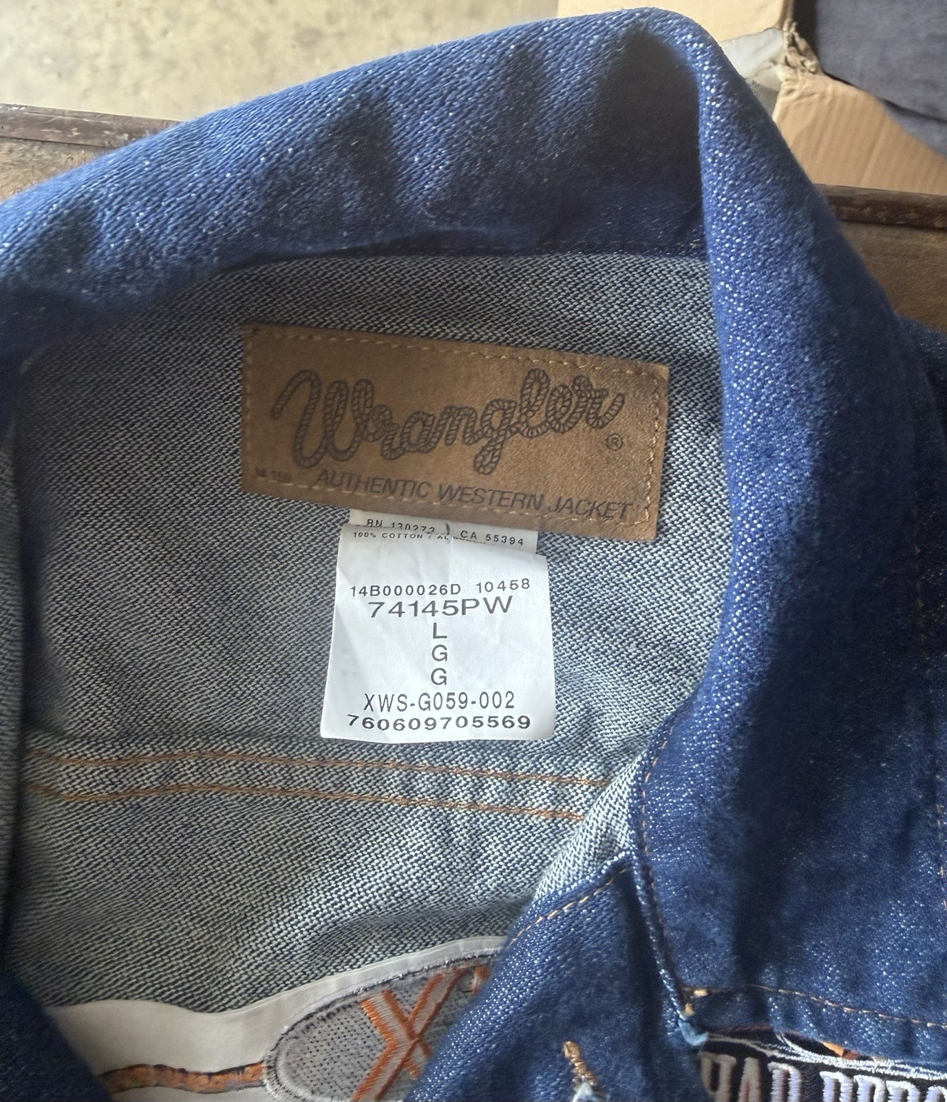Wrangler Western Jean Jacket Mens L Blue Button Front Pockets Logo Short