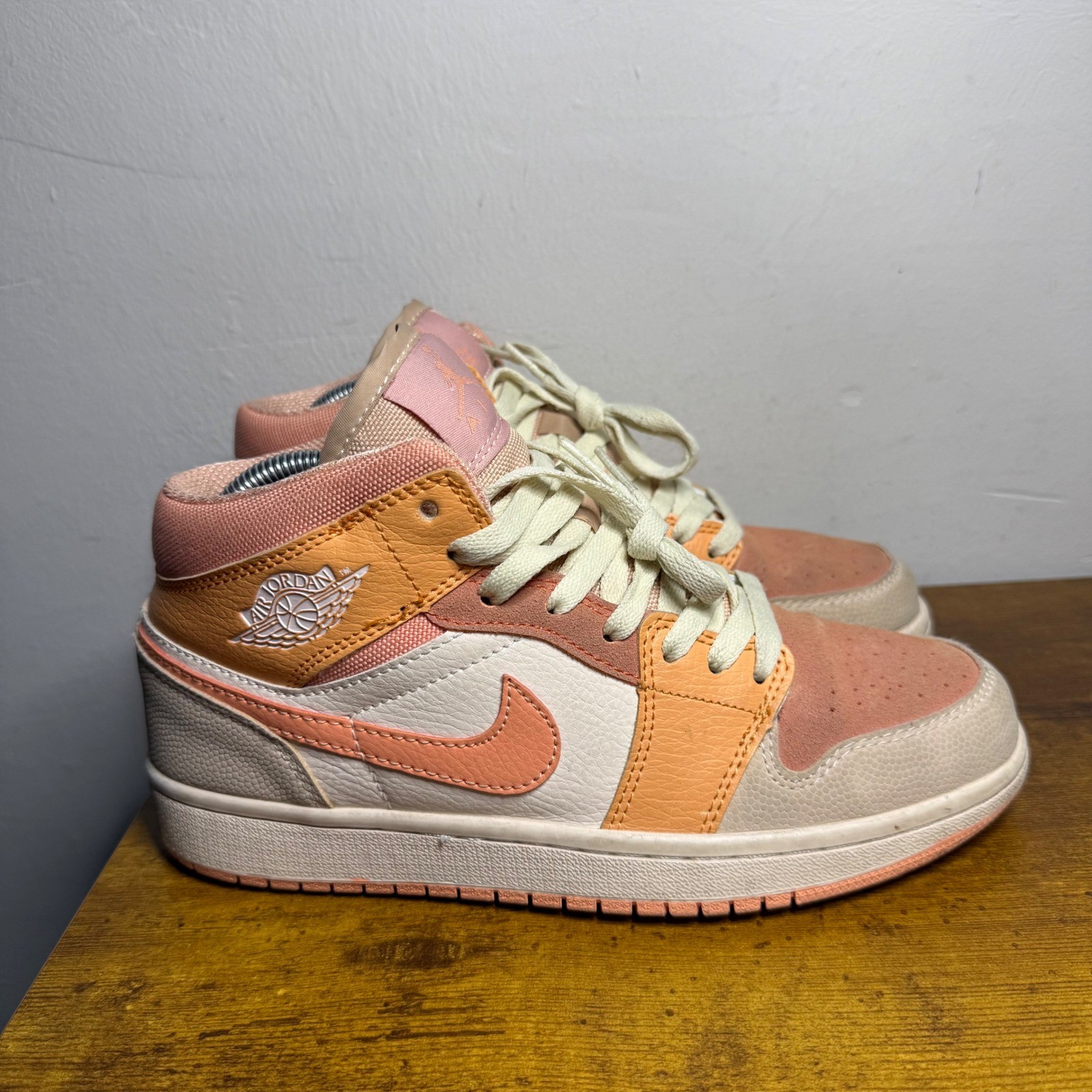 Jordan Air Jordan 1 Mid SE Basketball Shoes Womens Sz 8 Mens Sz 7 Apricot Orange