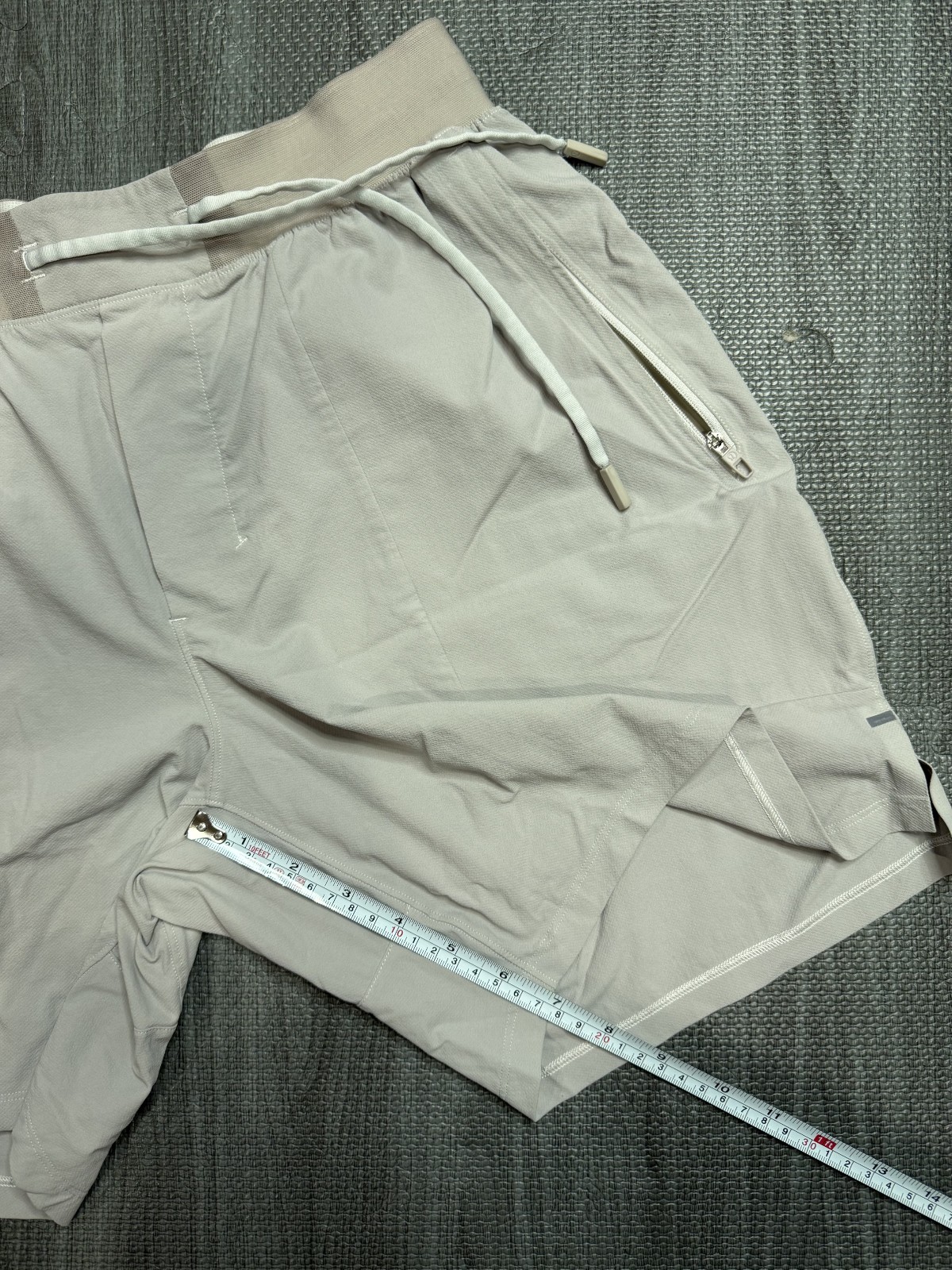 EUC – Lululemon Mens License to Train Shorts *Size MEDIUM* *Vapor Graphic*