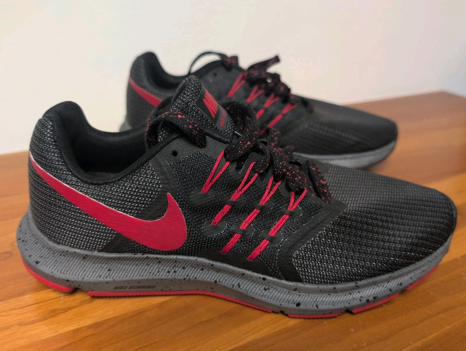 Nike Run Swift AR1945 001 Black Red Speckled Laces Size Men 8 Women 9.5