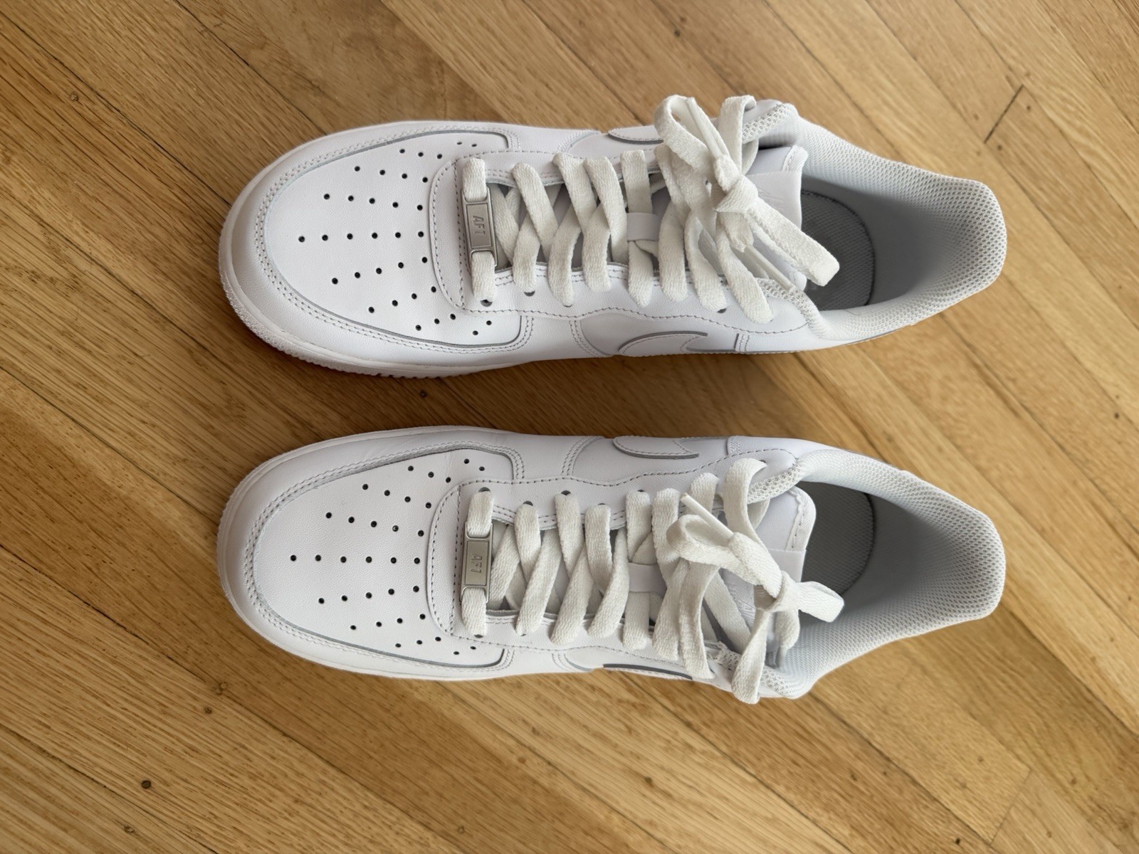 SIZE 10 WHITE AIR FORCE 1 BARELY WORN ONCE