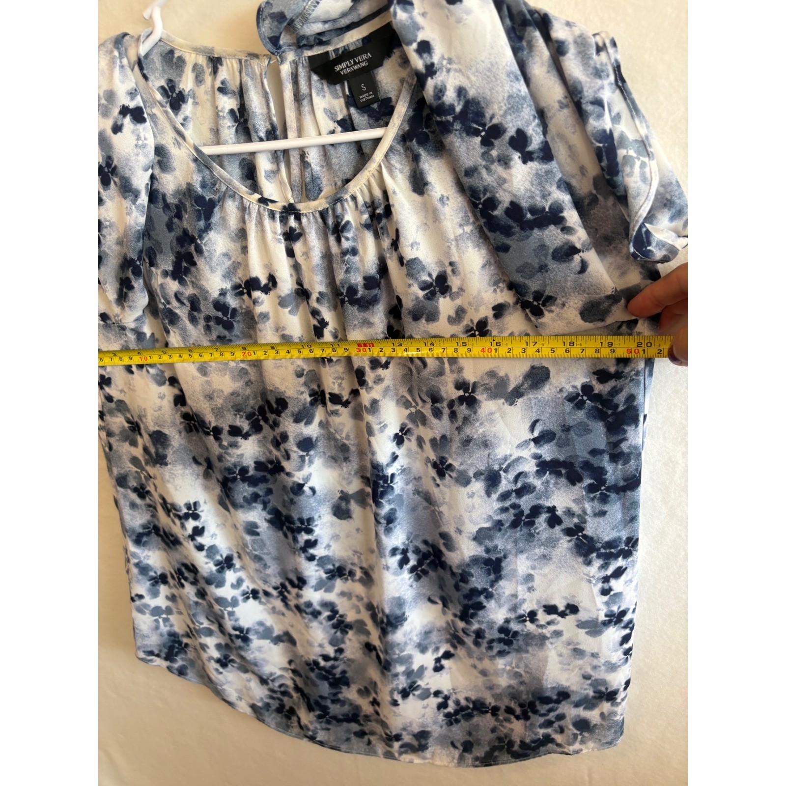 Simply Vera Vera Wang Blue White Floral Ruffle Sleeve Keyhole Blouse Small