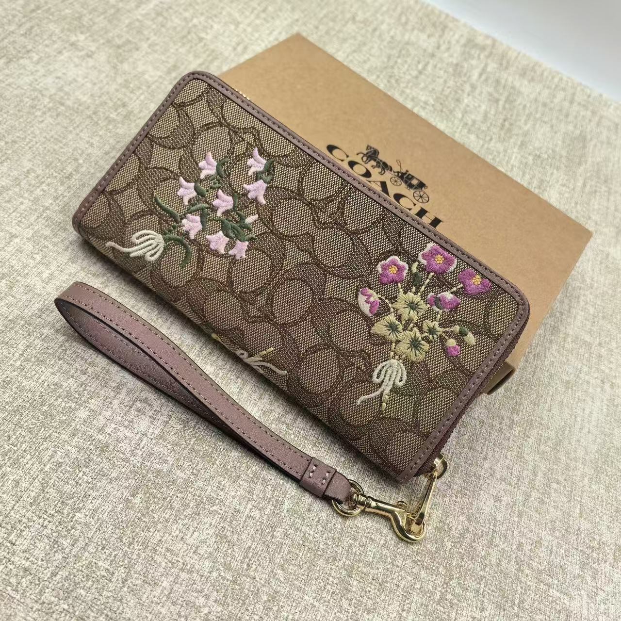 Coach CEC23 Long Zip Around Wallet Signature Jacquard Floral Wristlet