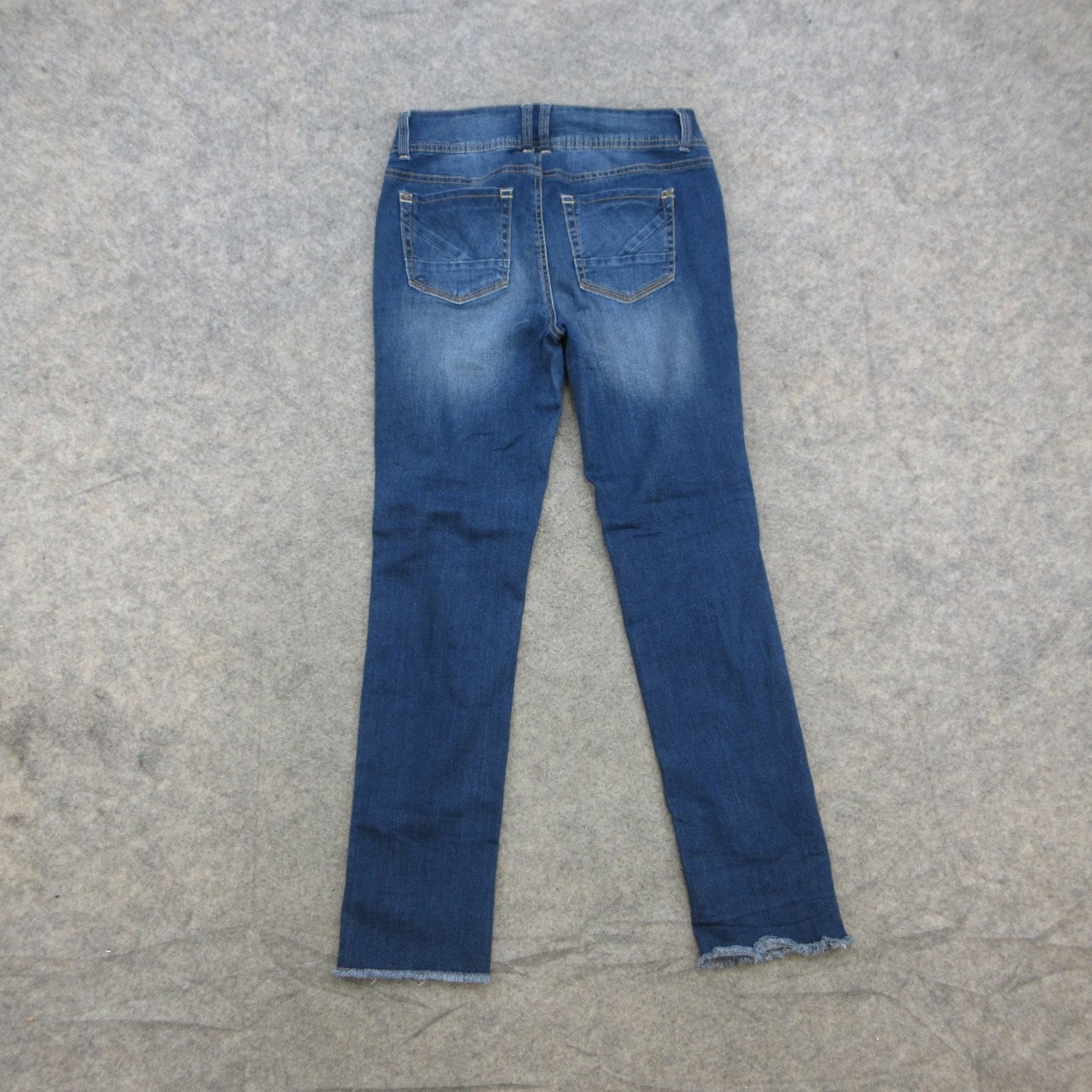 WALLFLOWER Jeans Women’s 6/7 Medium Wash Distressed Curvy Stretch Raw Hem