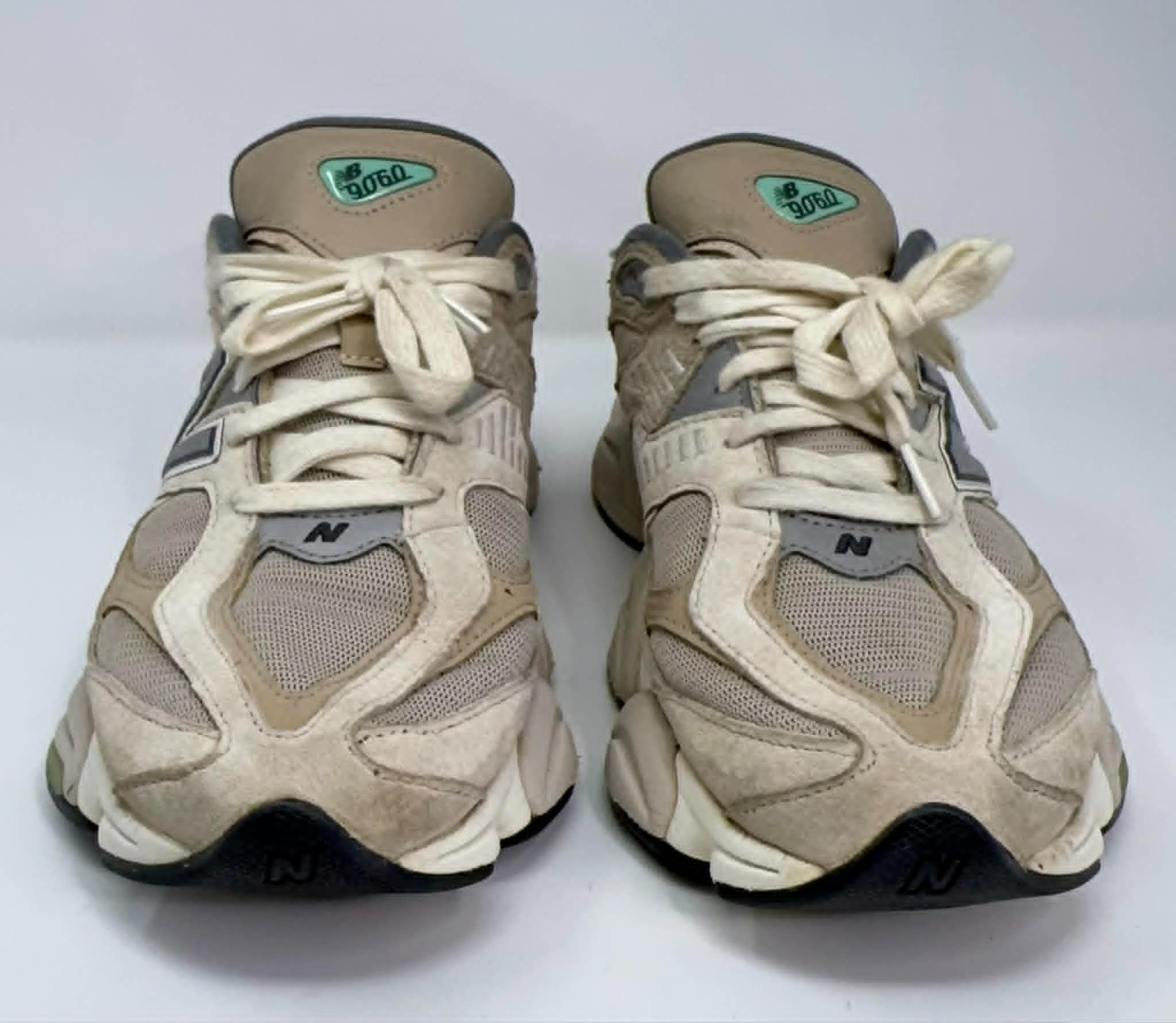 New Balance 9060 Sneaker Men’s 9.5 Suede Sea Salt Tan Khaki Grey U9060MAC NB Run
