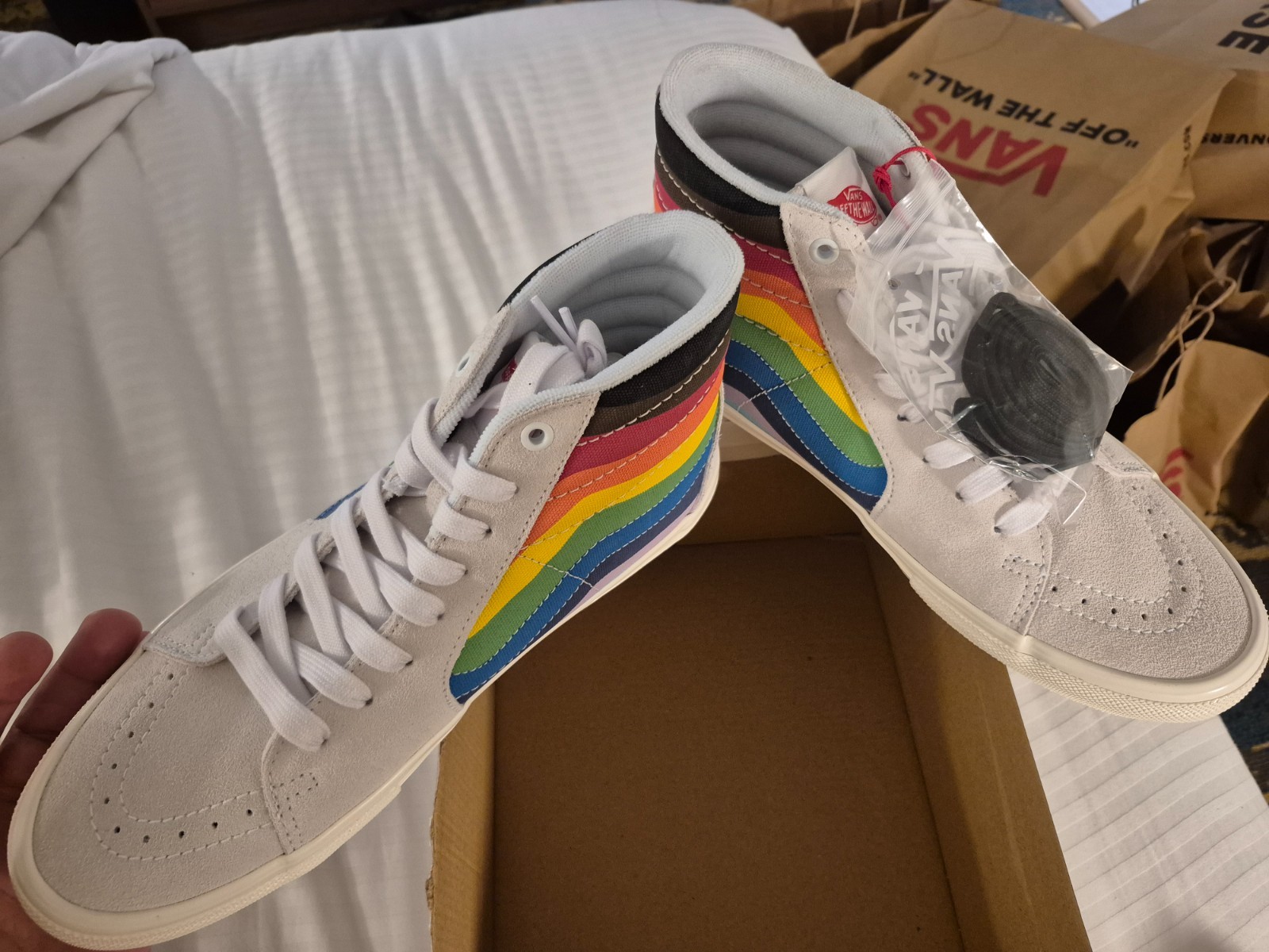 vans size 10 sk8-hi pride white multi vn0a5fccwtm