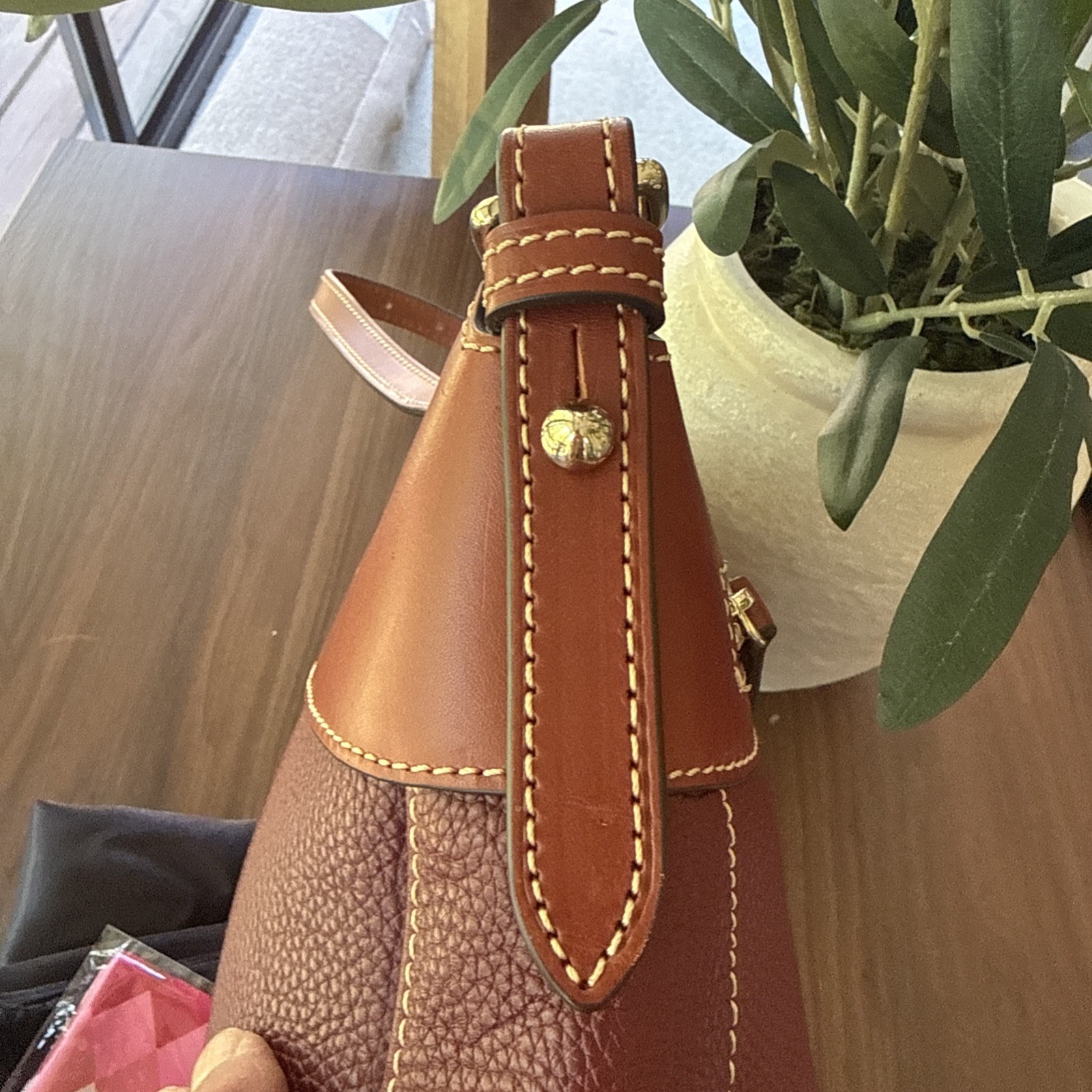 Dooney & Bourke Crossbody 25 Pebble Leathe WINE R1849. EUC. Dust bag/scarf