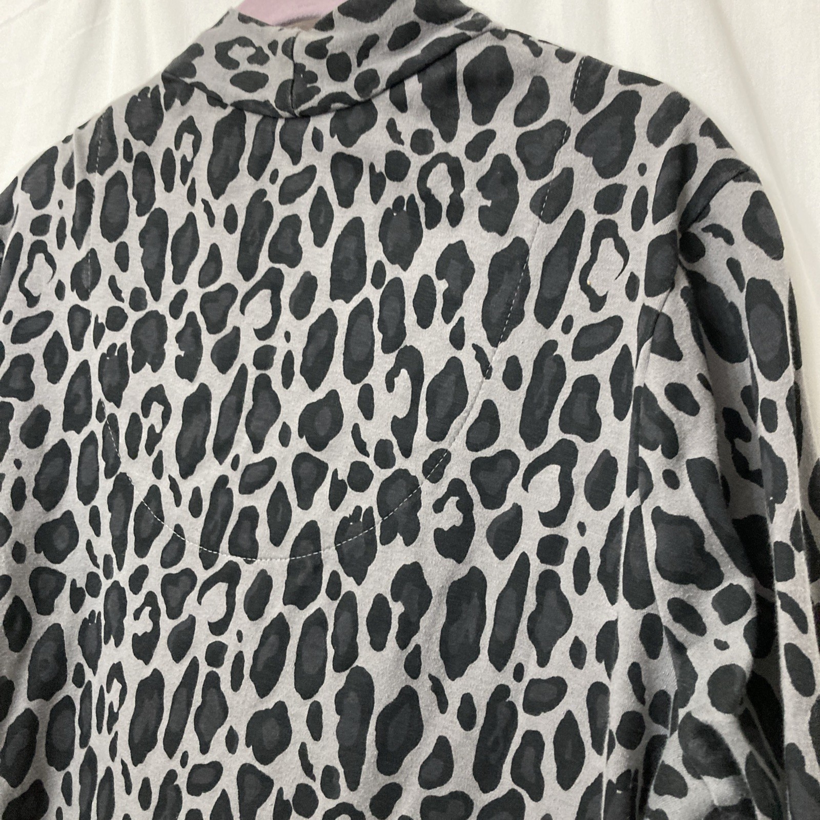 Chico’s Black & Gray Long Sleeve V-Neck Leopard Print Top – SZ 3 (XL)