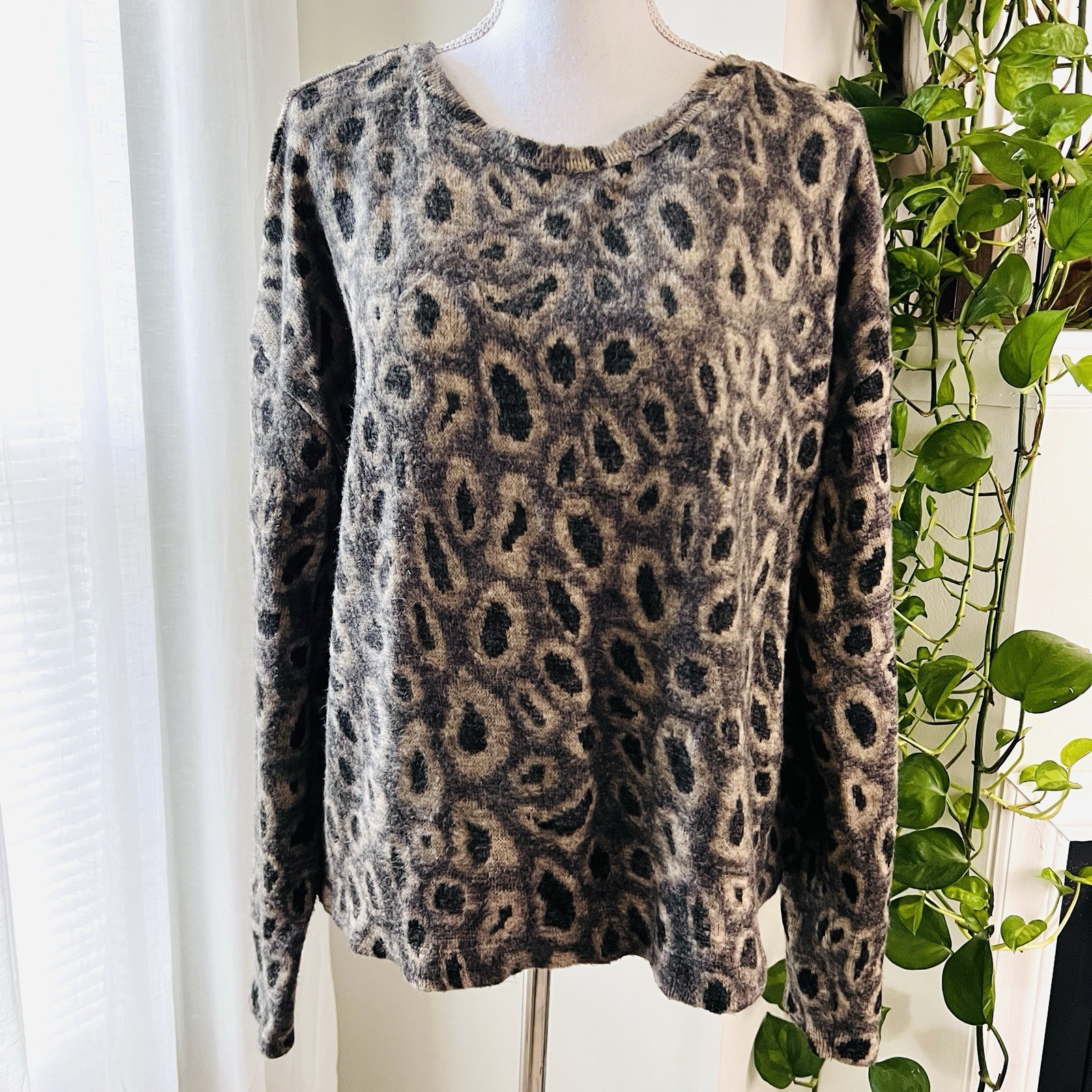 ZARA Gray Funky Animal Print Super Soft Cozy Stretchy Sweater – Size Medium